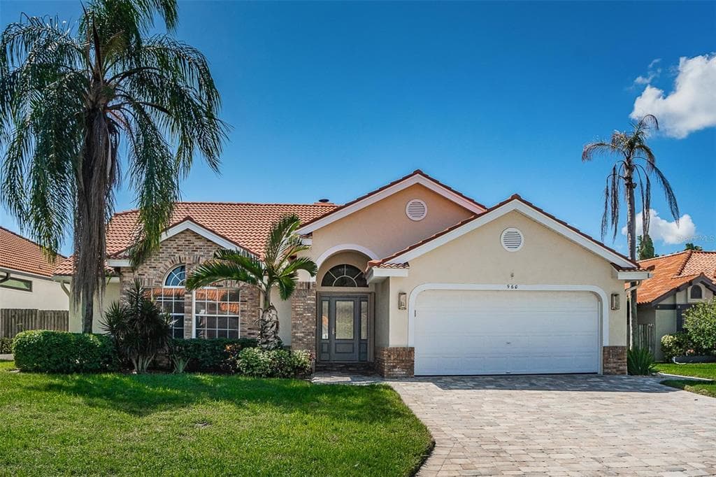 960 LIVE OAK AVENUE NE ST PETERSBURG, FL 33703