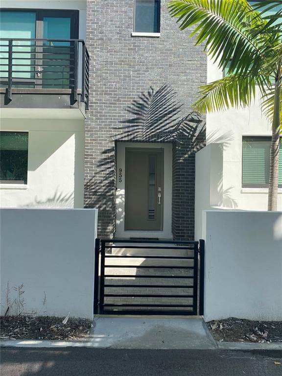 955 ARLINGTON AVENUE N UNIT 4 ST PETERSBURG, FL 33705