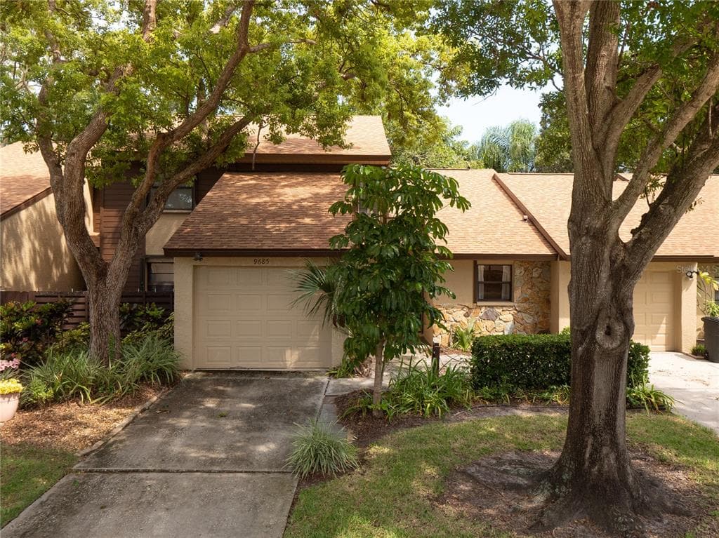 9685 LAKE SEMINOLE DRIVE E LARGO, FL 33773