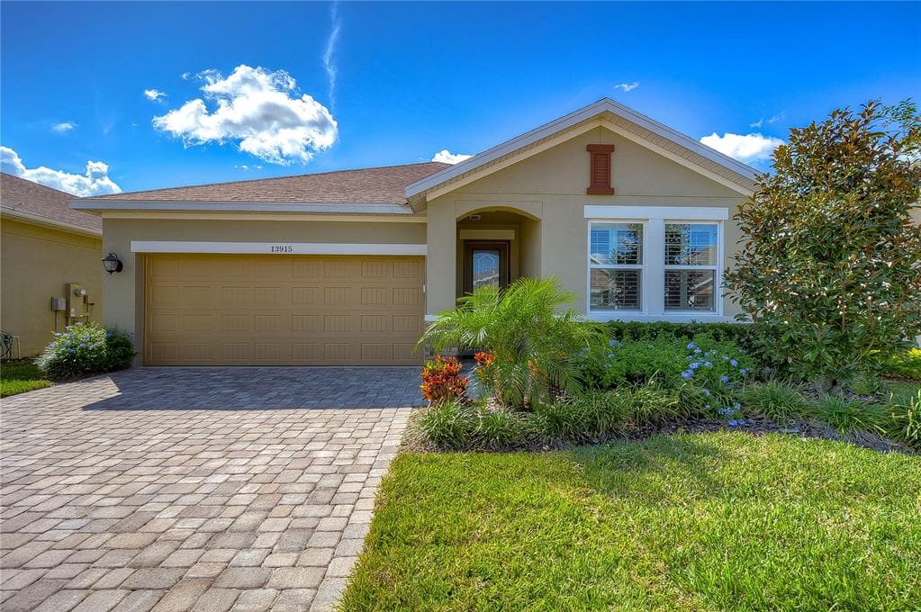 13915 KINGFISHER GLEN DRIVE LITHIA, FL 33547