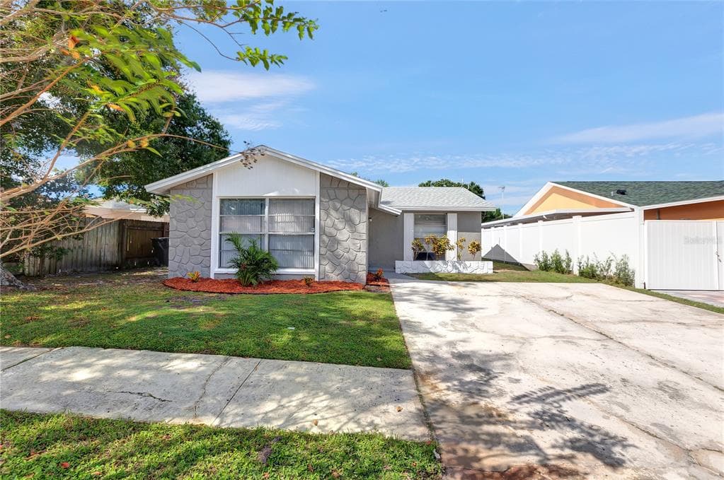 8622 LEEWARD DRIVE TAMPA, FL 33634