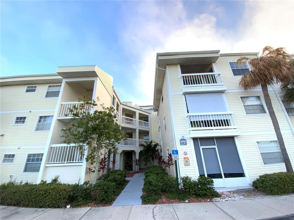 6908 STONESTHROW CIRCLE N UNIT 10310 ST PETERSBURG, FL 33710