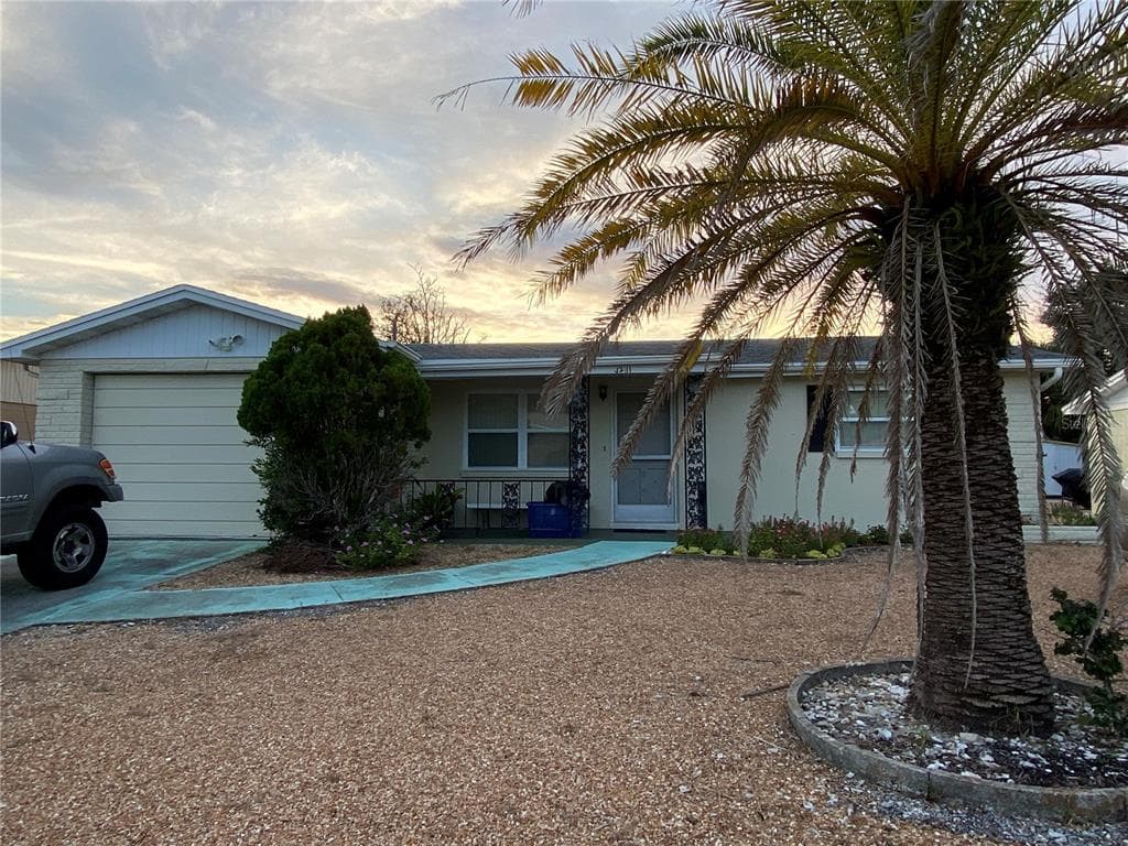 1211 JENNINGS DR HOLIDAY, FL 34690