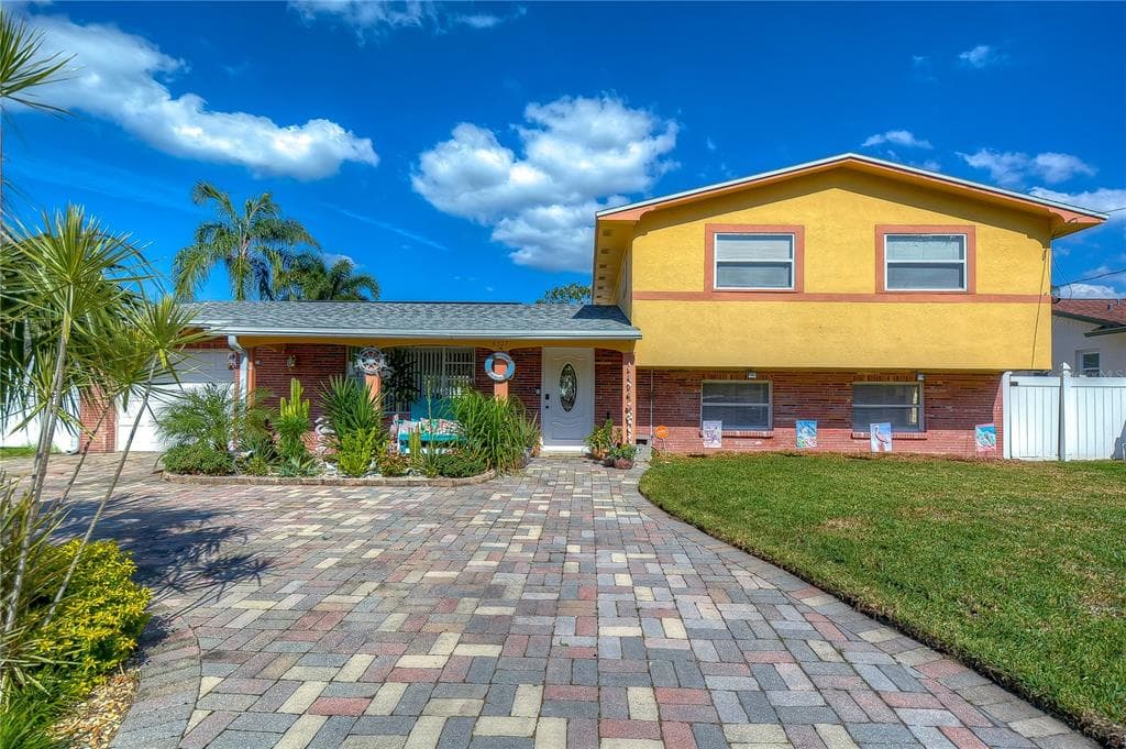 8327 ARCHWOOD CIRCLE TAMPA, FL 33615