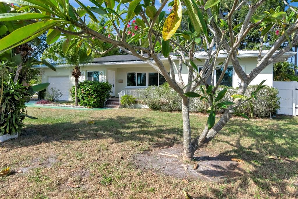 3991 YARDLEY AVENUE N ST PETERSBURG, FL 33713