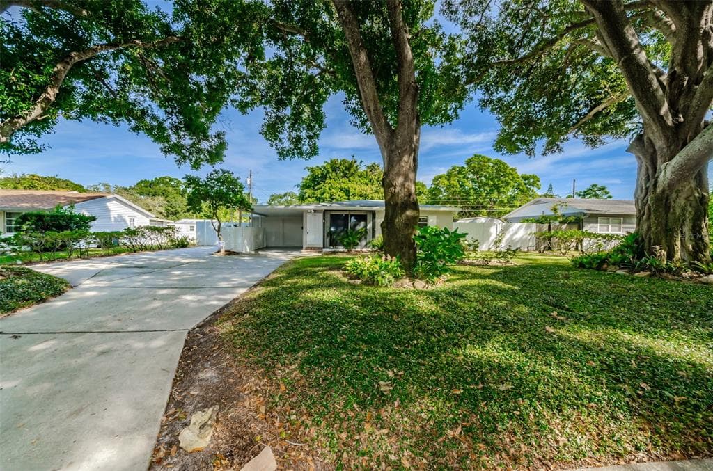 7501 MEADOWLAWN DRIVE N ST PETERSBURG, FL 33702