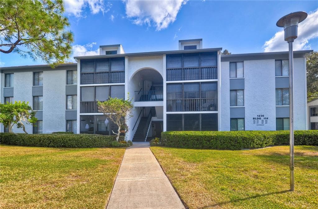 1236 PINE RIDGE CIRCLE W UNIT H2 TARPON SPRINGS, FL 34688