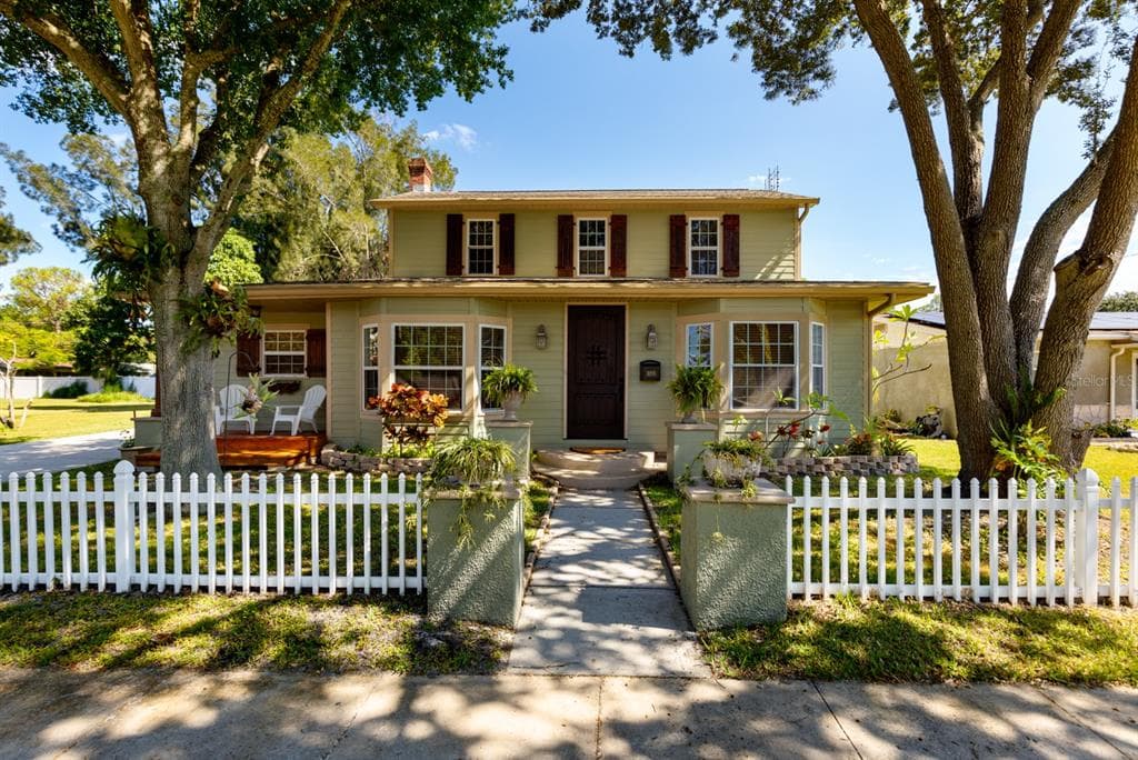 8205 OVERLOOK PLACE NE ST PETERSBURG, FL 33702