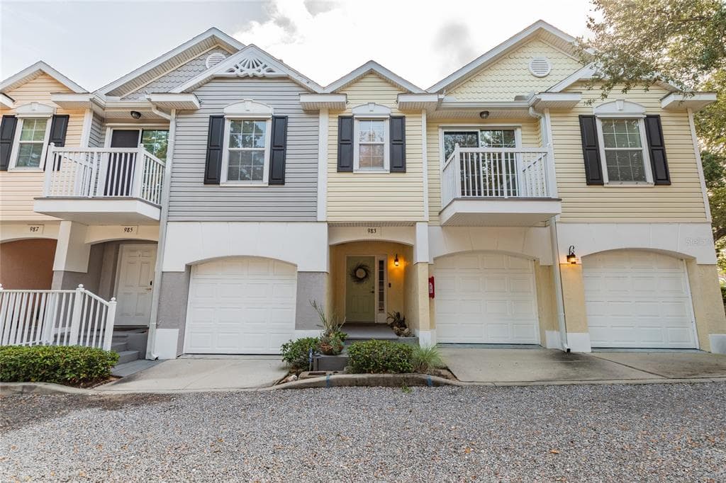 983 WELLINGTON COURT