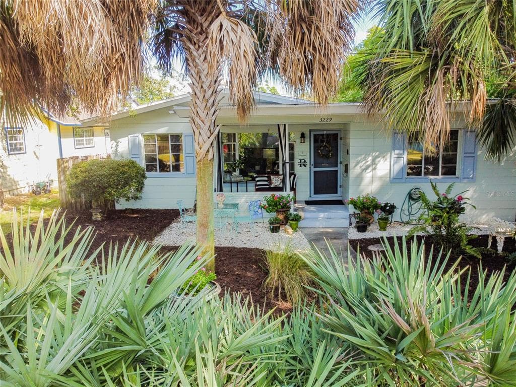 3229 JACKSON STREET N ST PETERSBURG, FL 33704