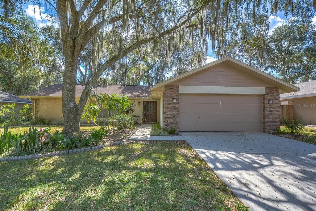1105 RIFLECREST AVENUE VALRICO, FL 33594