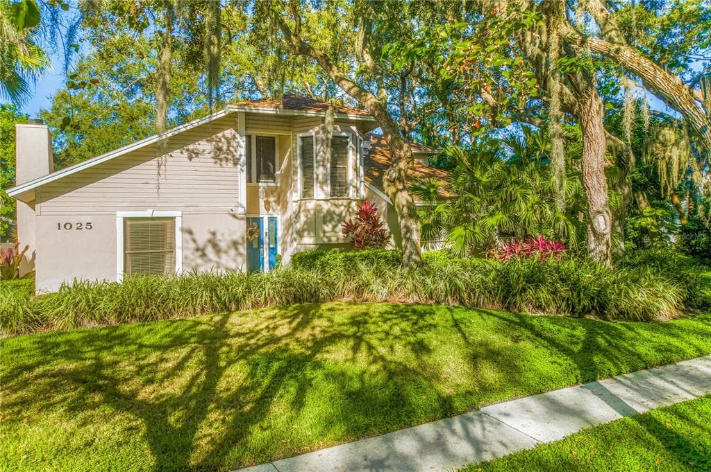 1025 PENINSULA AVENUE TARPON SPRINGS, FL 34688