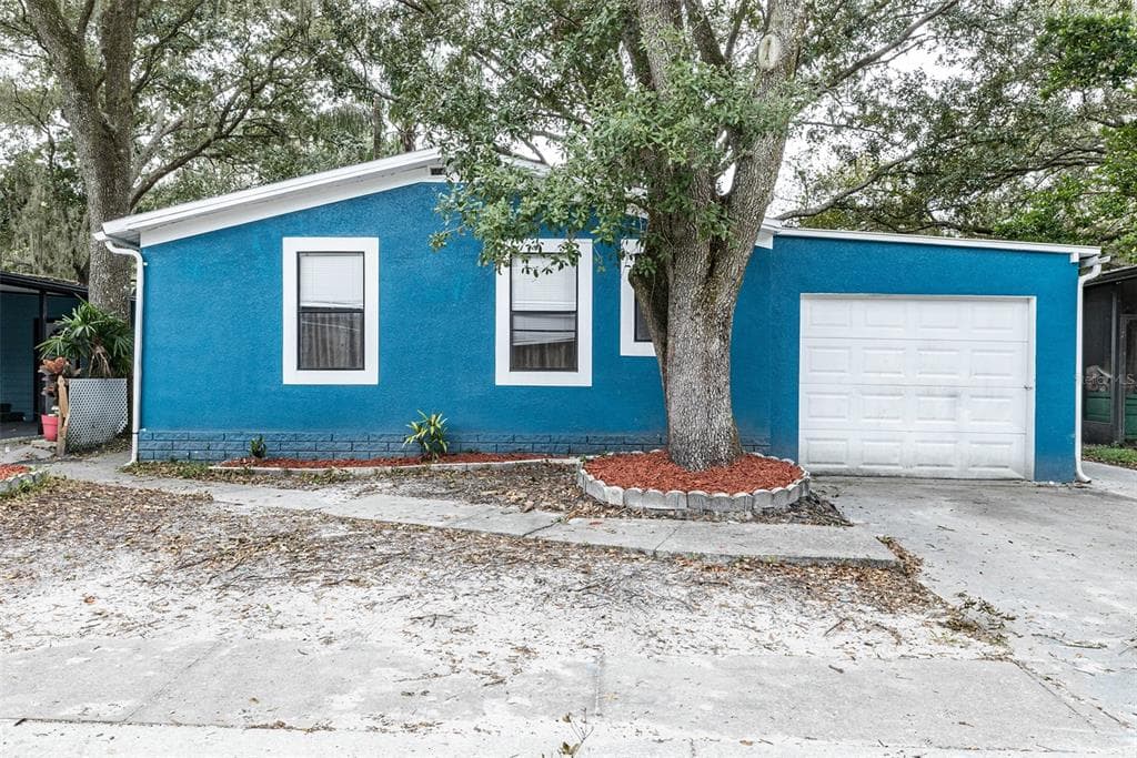 10557 BAY HILLS CIRCLE THONOTOSASSA, FL 33592