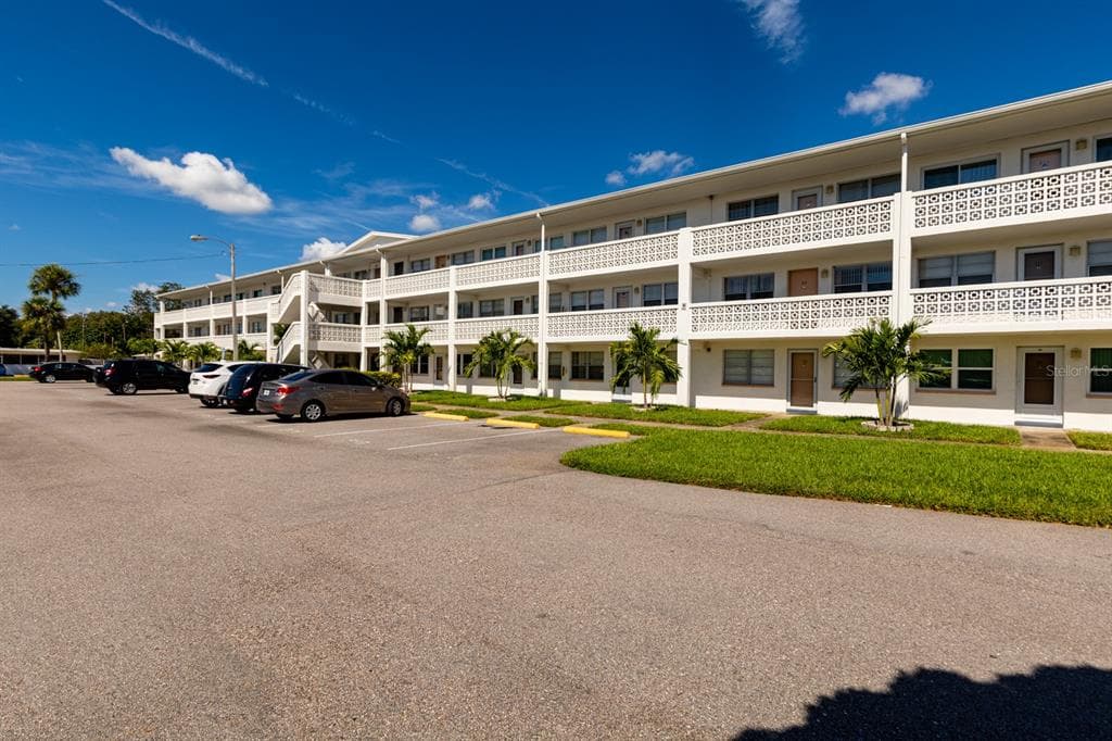 1001 77TH AVENUE N UNIT 210 ST PETERSBURG, FL 33702