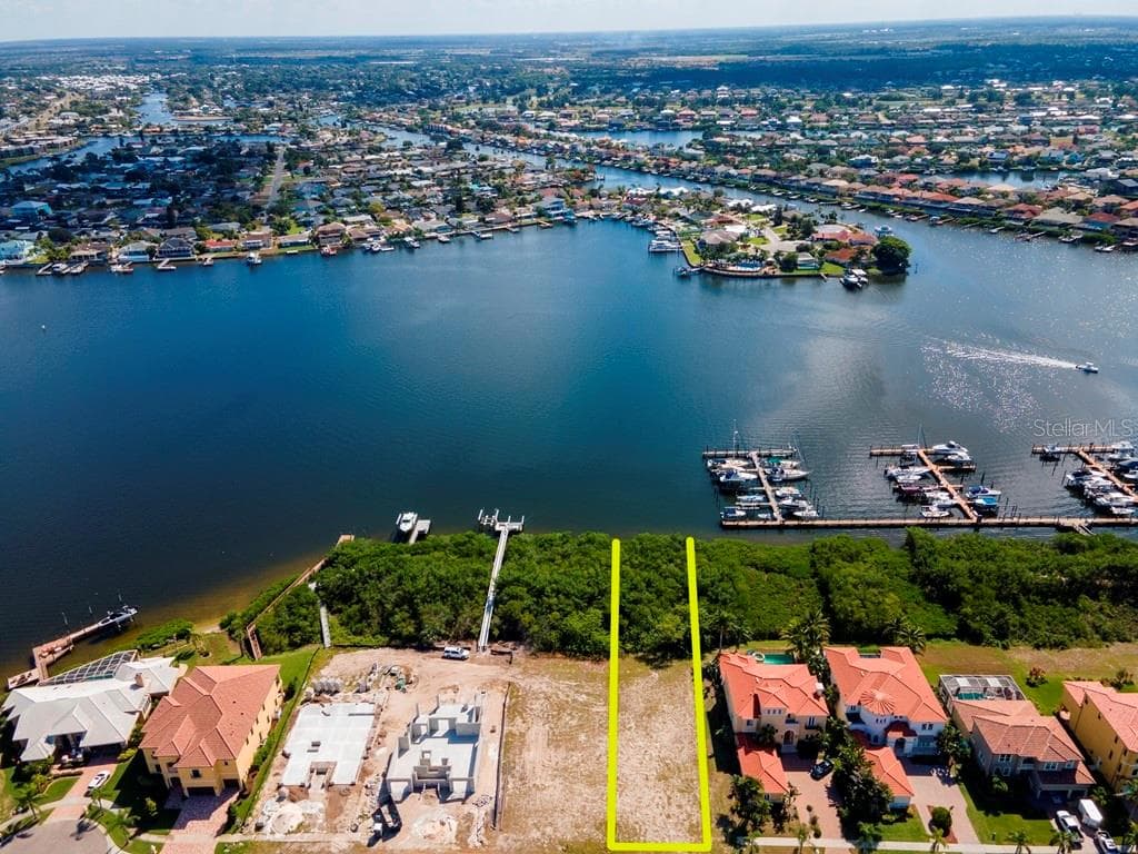 6111 LAGOMAR LANE APOLLO BEACH, FL 33572