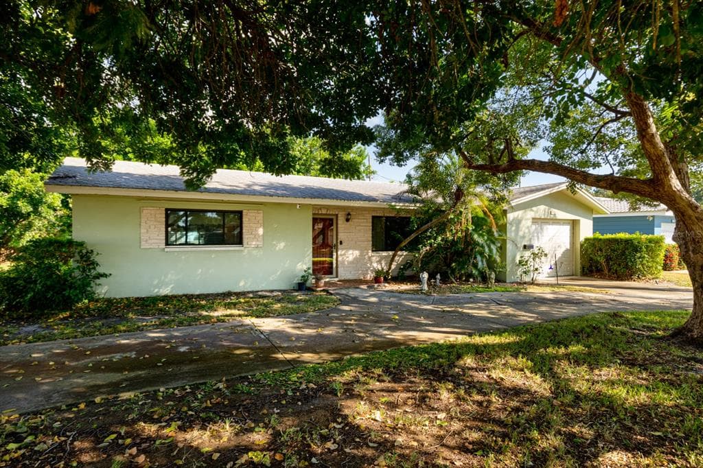8979 111TH STREET SEMINOLE, FL 33772