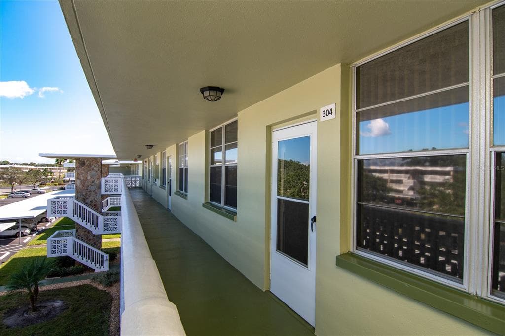 4885 1ST STREET NE UNIT 304 ST PETERSBURG, FL 33703