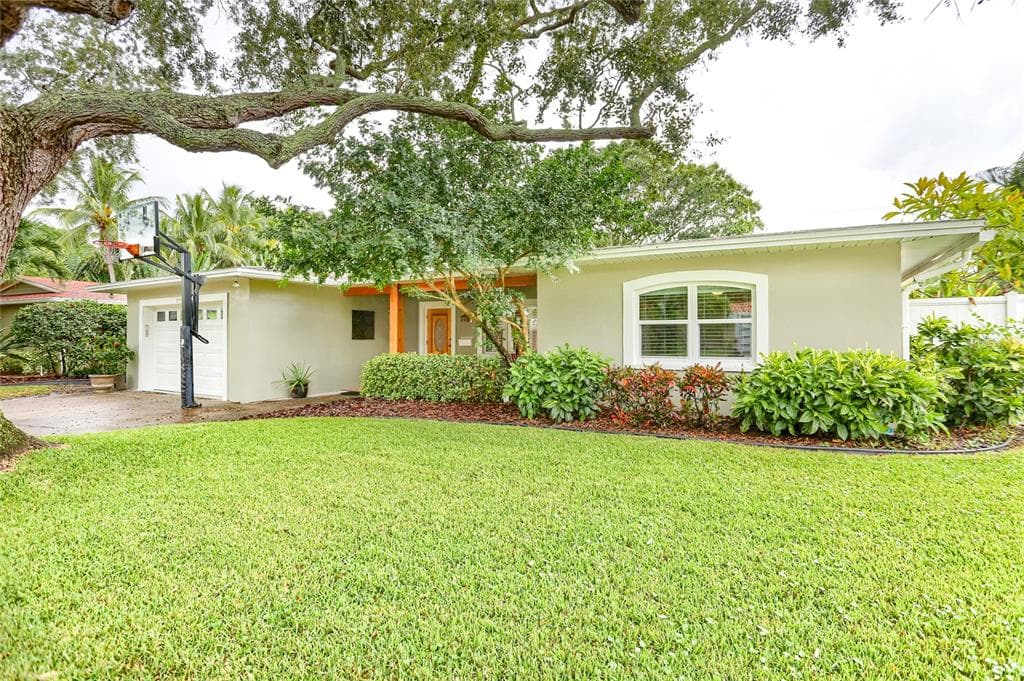 894 RAFAEL BOULEVARD NE ST PETERSBURG, FL 33704