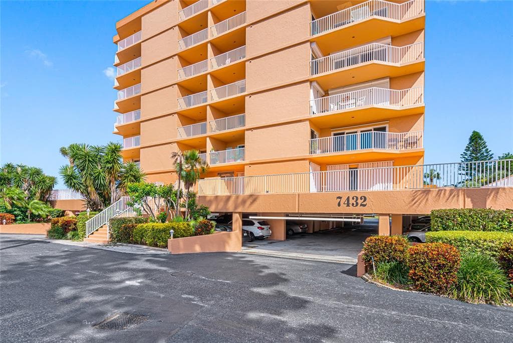 7432 SUNSHINE SKYWAY LANE S UNIT 803 ST PETERSBURG, FL 33711