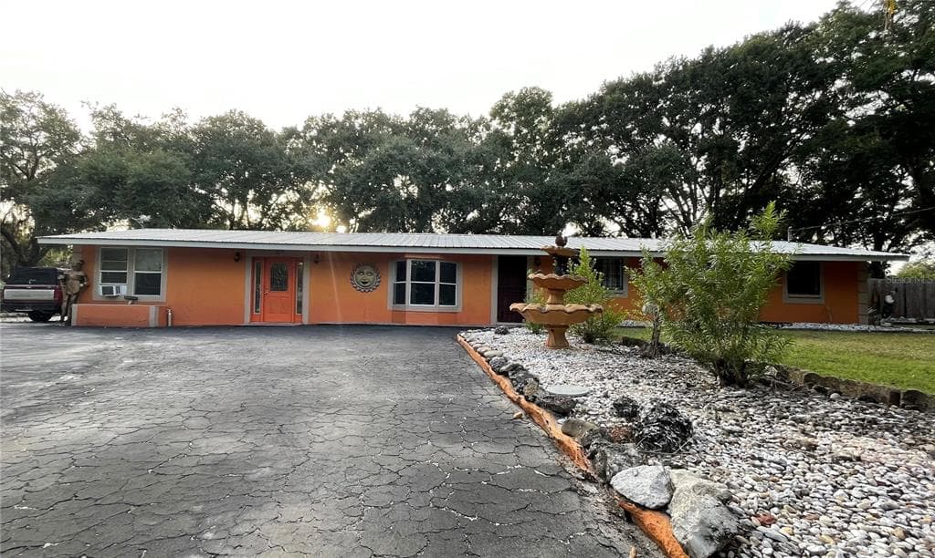 1845 W SYDNEY ROAD VALRICO, FL 33594