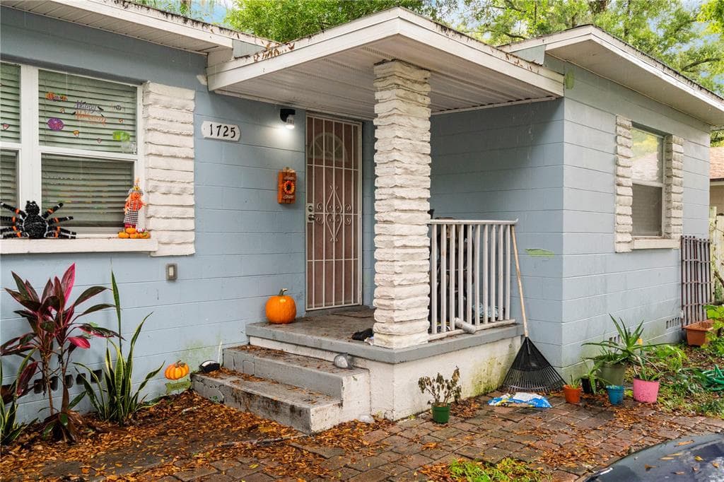 1725 NE LAMBRIGHT STREET TAMPA, FL 33610