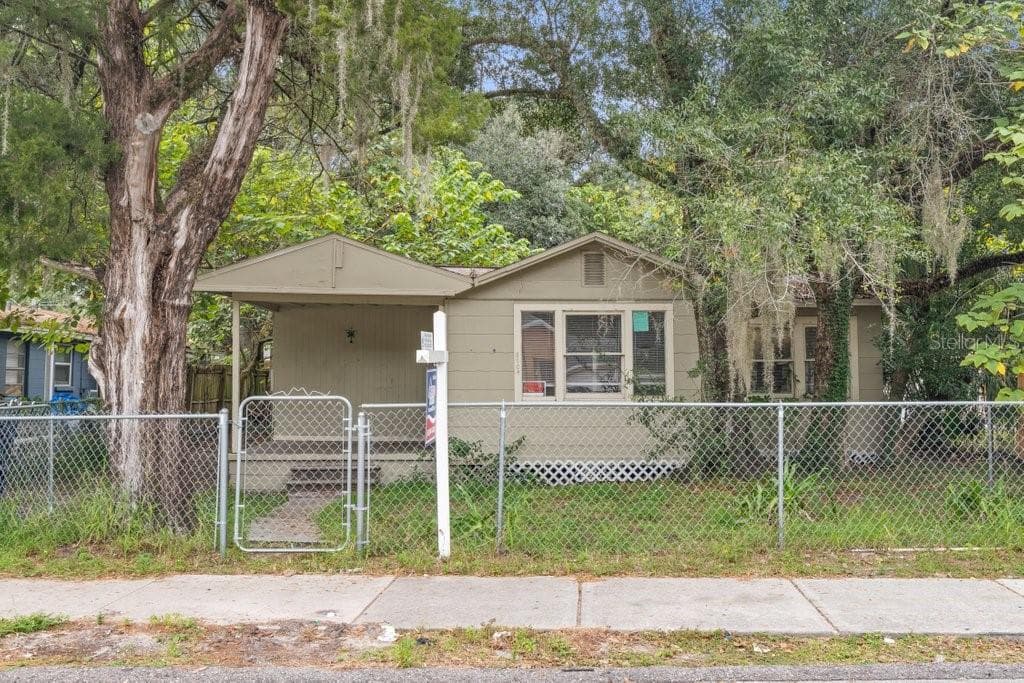 8704 N BROOKS STREET TAMPA, FL 33604