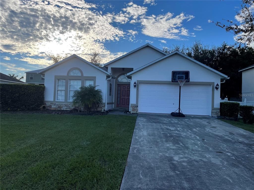 1933 THORNGATE LANE MASCOTTE, FL 34753
