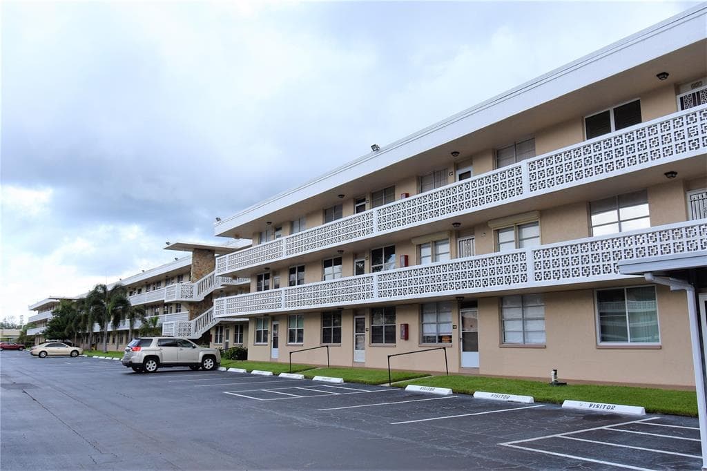 4915 BAY STREET NE UNIT 325 ST PETERSBURG, FL 33703