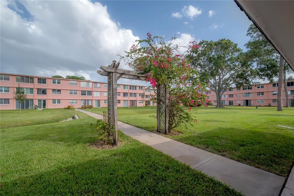 4720 LOCUST STREET NE UNIT 216 ST PETERSBURG, FL 33703