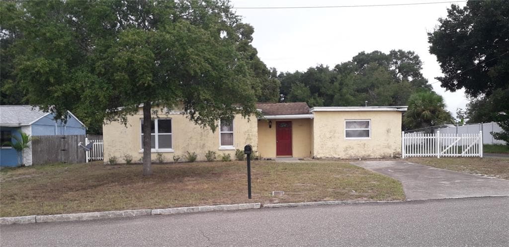 543 E SPRUCE STREET TARPON SPRINGS, FL 34689