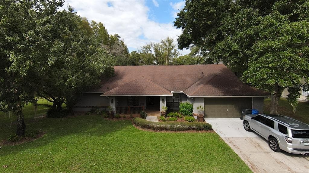 913 LAKE BROOKER COURT LUTZ, FL 33548