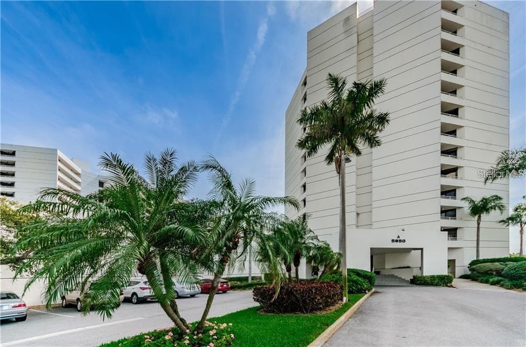 5950 PELICAN BAY PLAZA S UNIT 202 GULFPORT, FL 33707