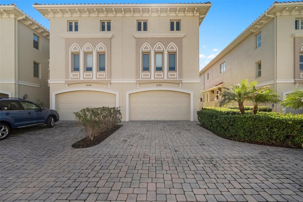 1024 PASEO DEL RIO NE ST PETERSBURG, FL 33702