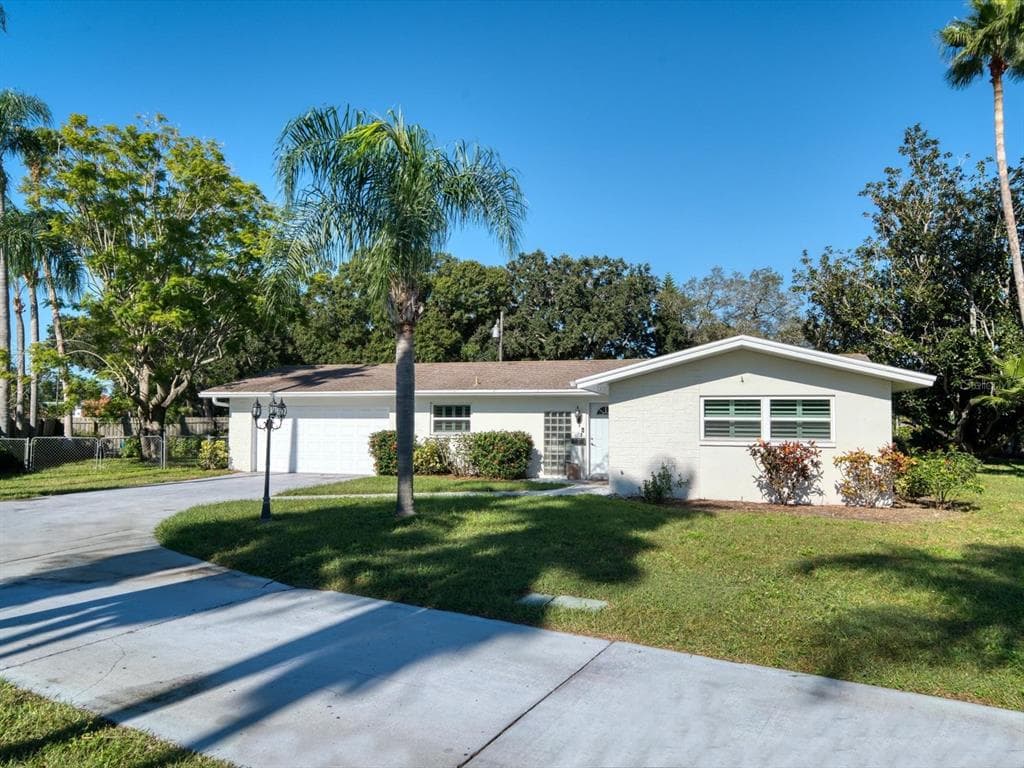 609 PALM AVENUE BELLEAIR, FL 33756
