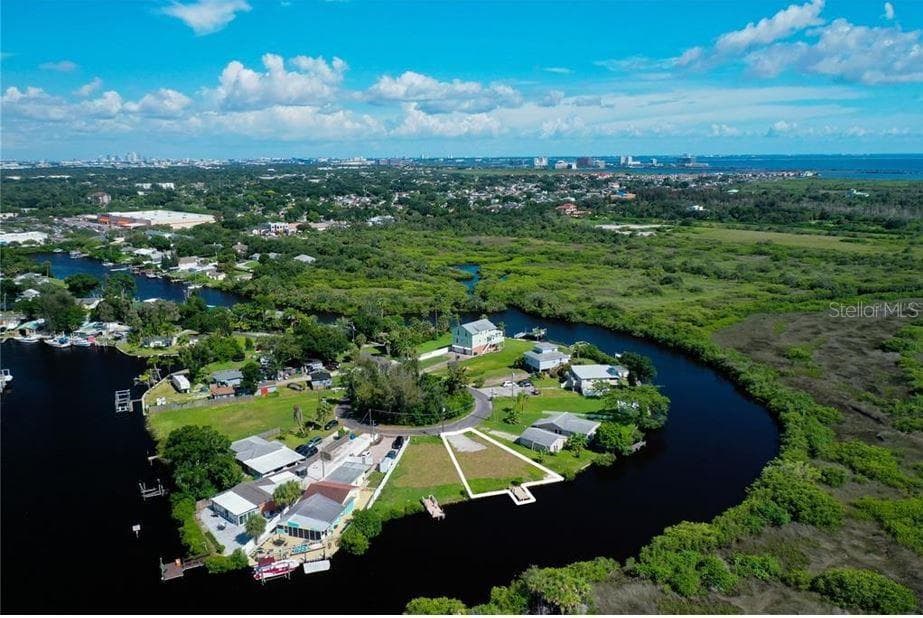 8943 ROCKY CREEK DRIVE TAMPA, FL 33615