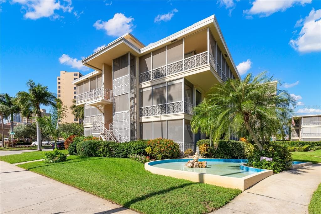1000 N SHORE DRIVE NE UNIT 4 ST PETERSBURG, FL 33701