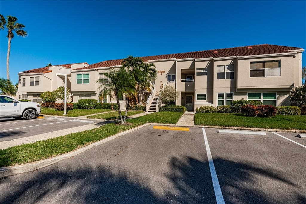 5900 BAHIA DEL MAR CIRCLE UNIT 137 ST PETERSBURG, FL 33715
