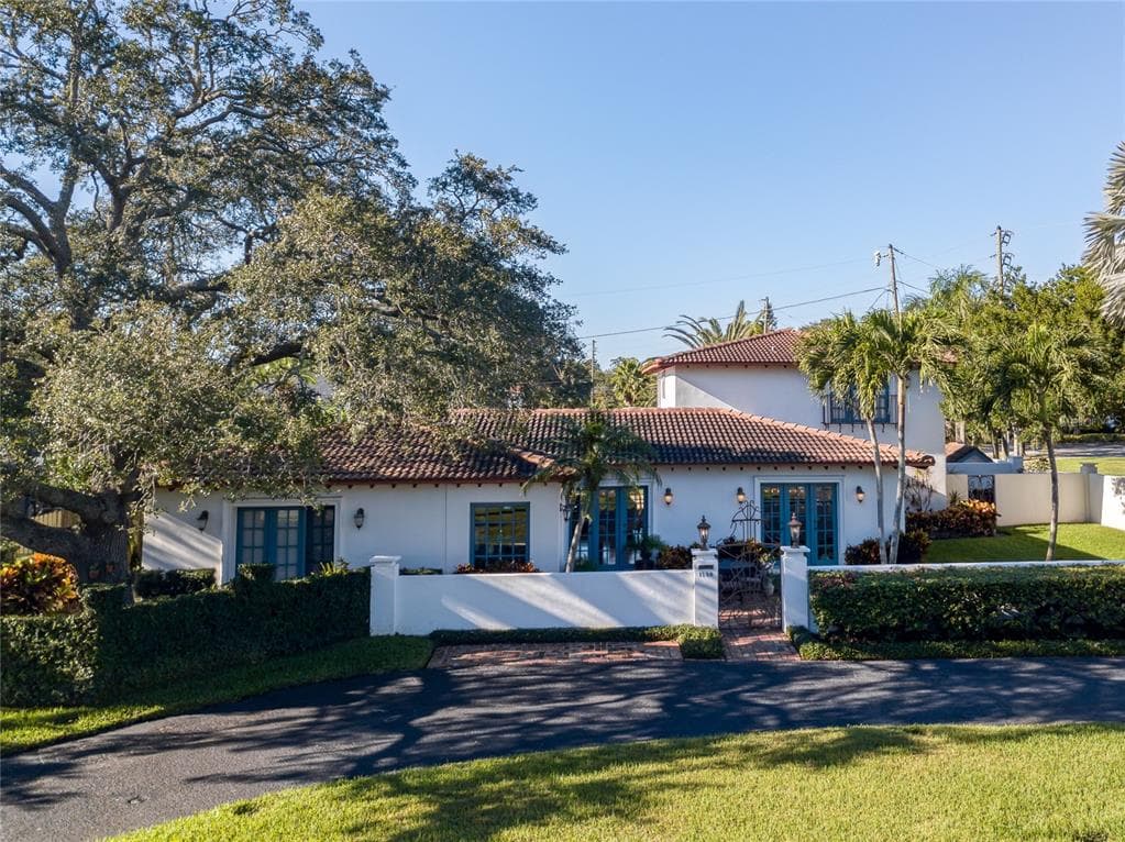 1198 SNELL ISLE BOULEVARD NE ST PETERSBURG, FL 33704