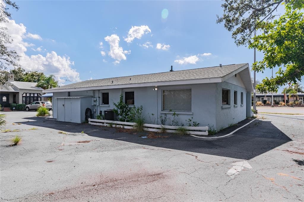7425 N TAMIAMI TRAIL SARASOTA, FL 34243
