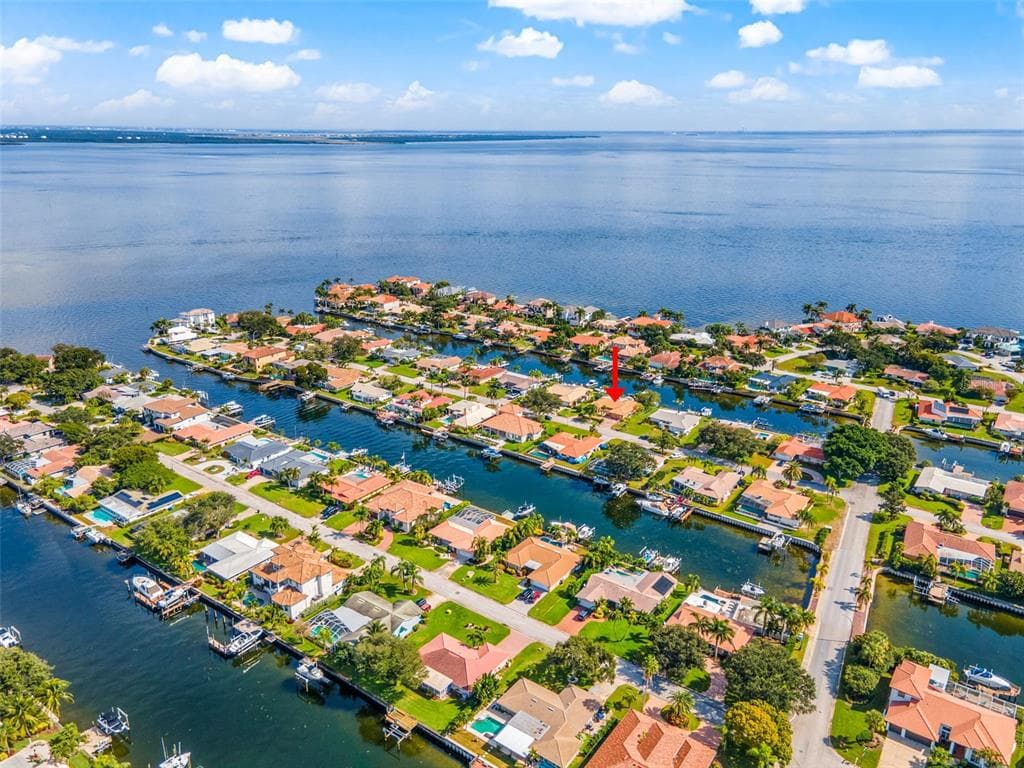 2022 HAWAII AVENUE NE ST PETERSBURG, FL 33703