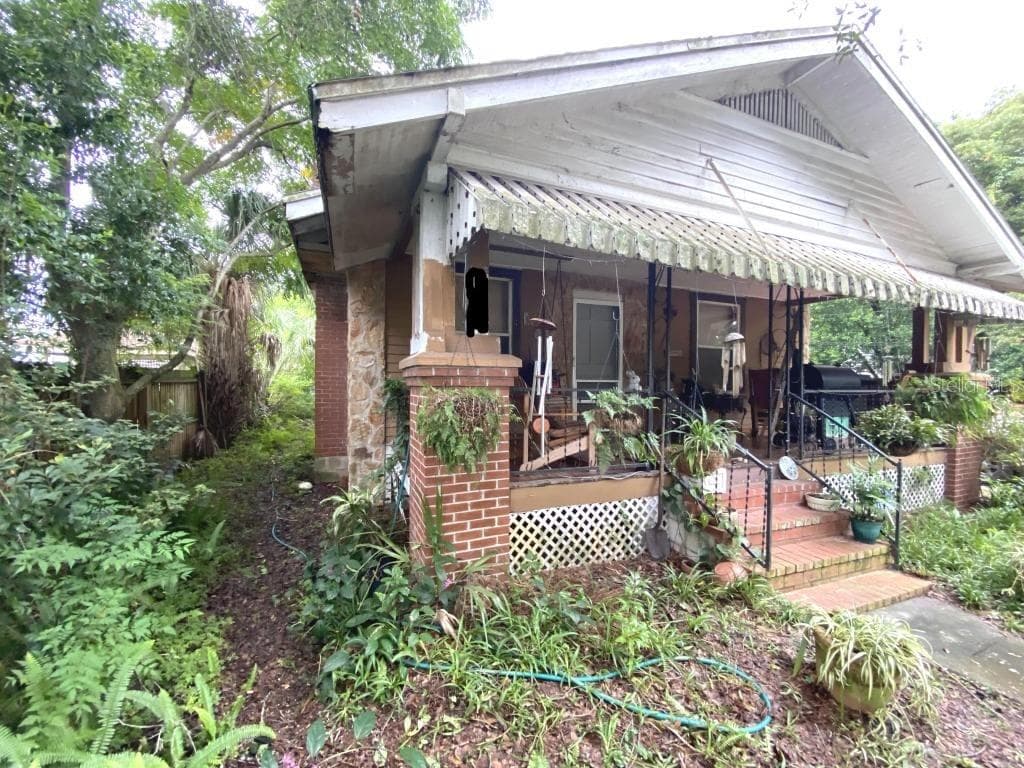 9306 N OAKLEAF AVENUE TAMPA, FL 33612