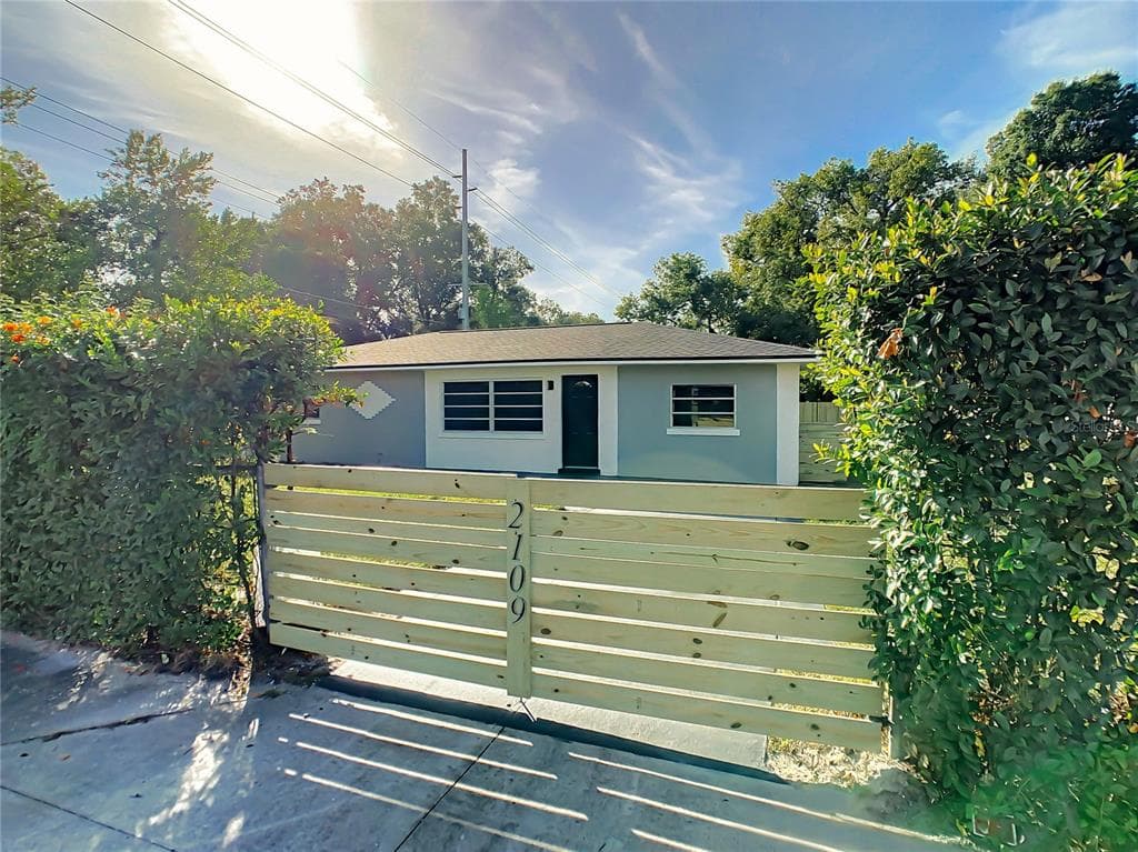 2109 E DIANA STREET TAMPA, FL 33610