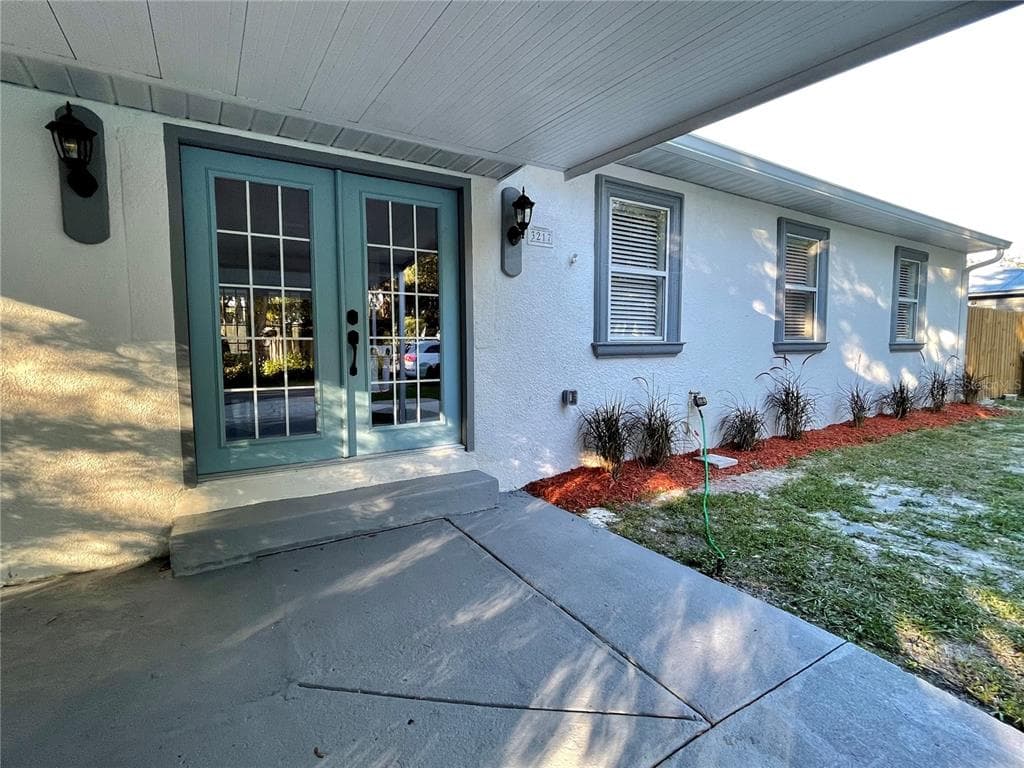 3217 W HARTNETT AVENUE TAMPA, FL 33611