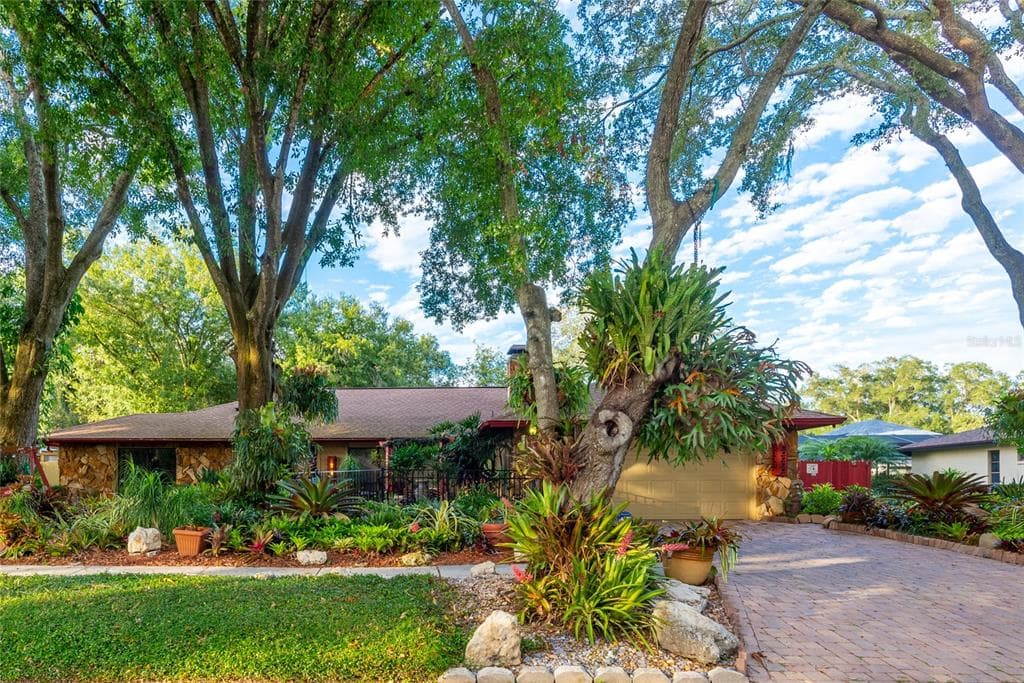 3705 MONARCH DRIVE TAMPA, FL 33618