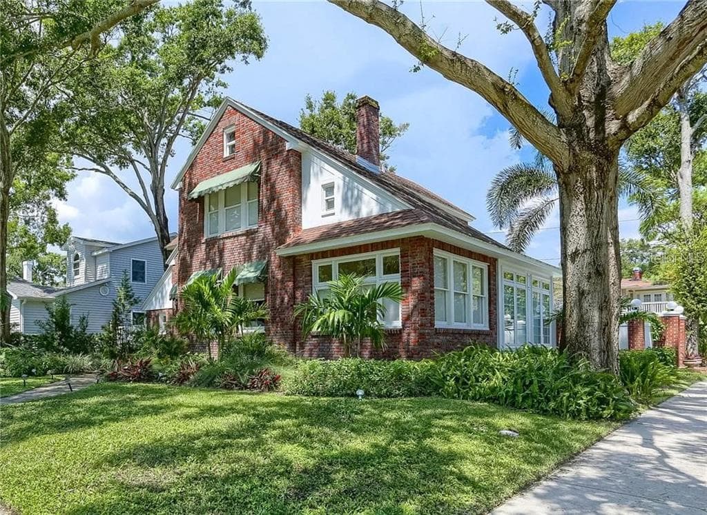 555 18TH AVENUE NE ST PETERSBURG, FL 33704