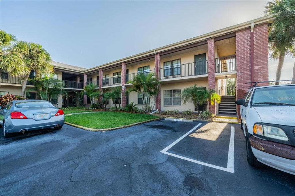 1020 85TH AVENUE N UNIT 221 ST PETERSBURG, FL 33702