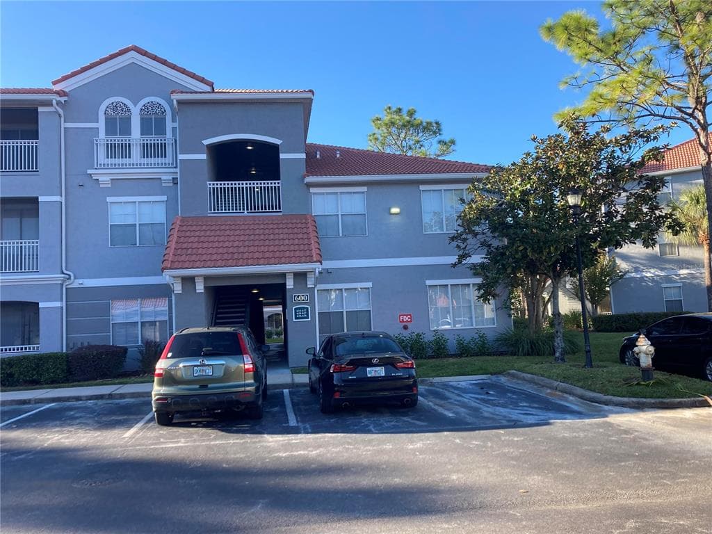 18001 RICHMOND PLACE DR UNIT 627 TAMPA, FL 33647