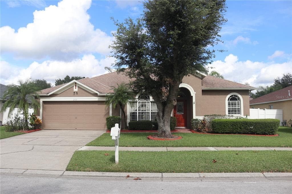 2737 VALENCIA GROVE DR VALRICO, FL 33596