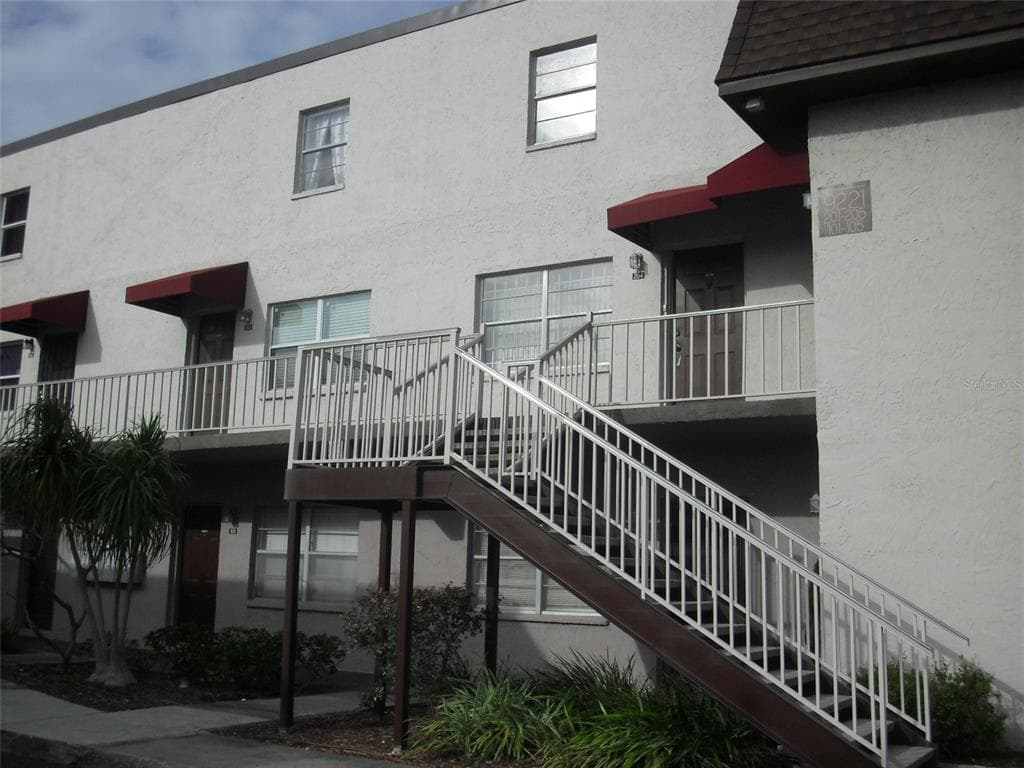 9221 TUDOR DR UNIT 105 TAMPA, FL 33615
