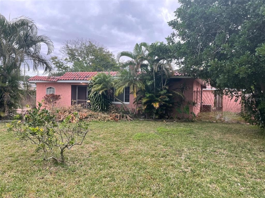 1217 ESSEX DRIVE N ST PETERSBURG, FL 33710